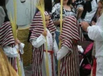 Schulkinder bereiten sich auf die Prozession vor